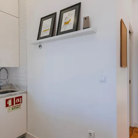 Cosy In Bairro Alto By Lovelystay * ליסבון